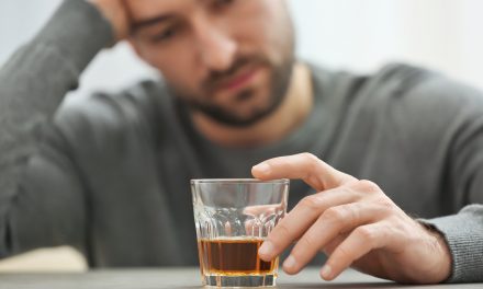 L’alcol è causa della caduta dei capelli?